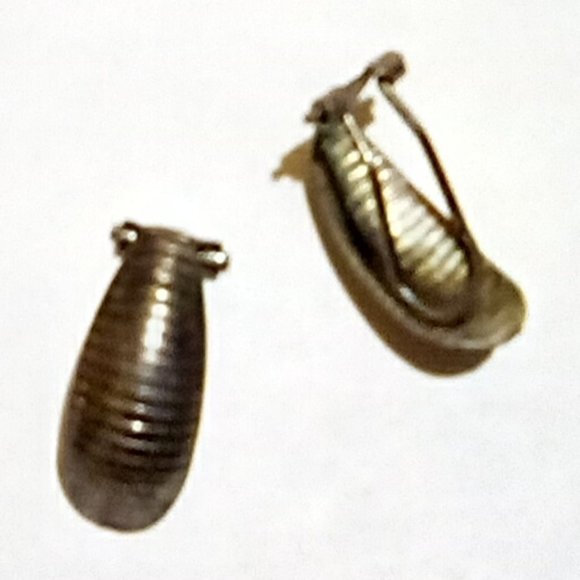 Vintage Silver Tone Clip On Earrings - Picture 2 of 3